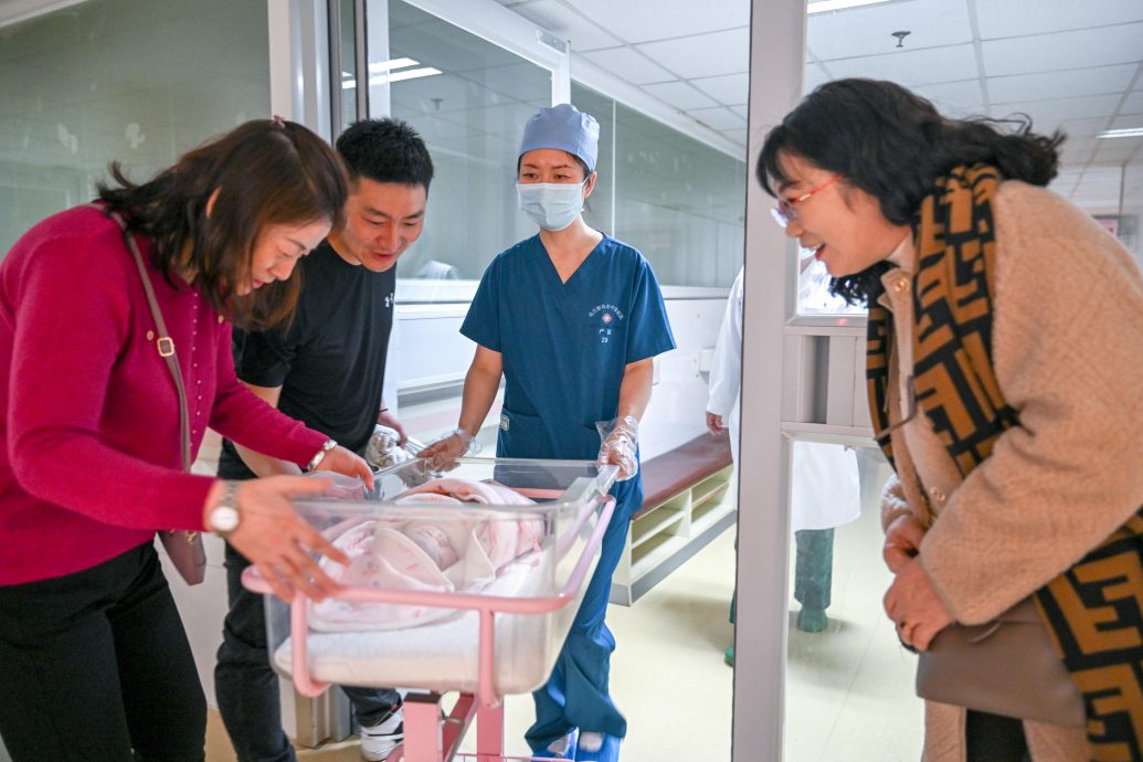 天下事   研究警告  全球生育率续下降  本世纪“婴儿潮”、“婴儿荒”同时发生