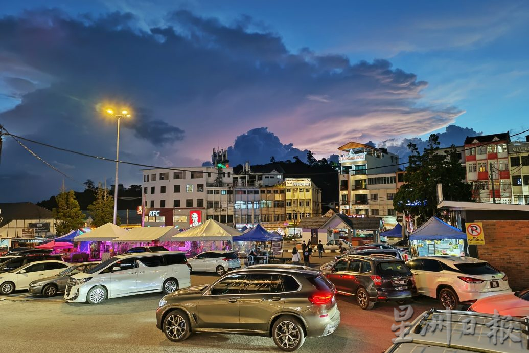 天气热 吹吹风 透透气 涌到金马仑避暑