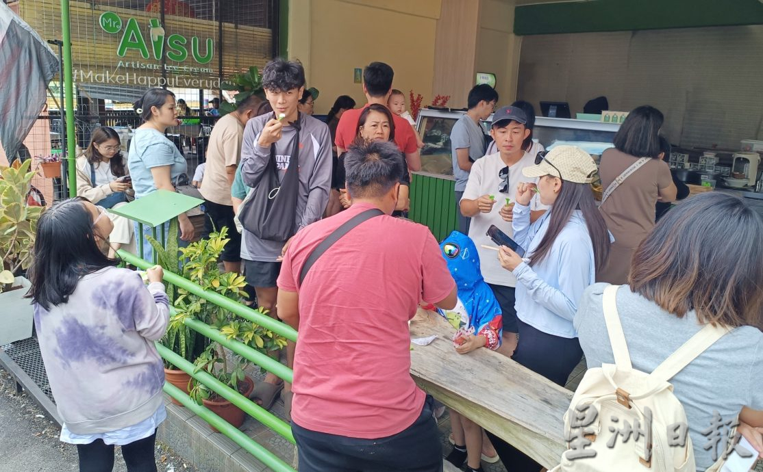 天气热 吹吹风 透透气 涌到金马仑避暑