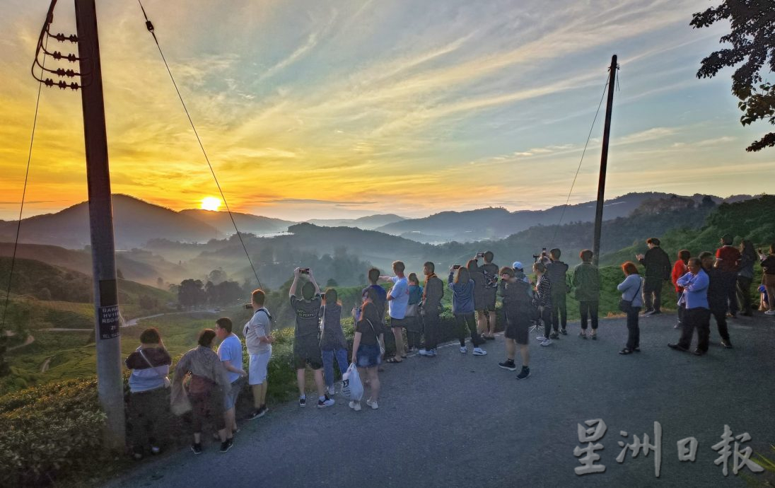 天气热 吹吹风 透透气 涌到金马仑避暑