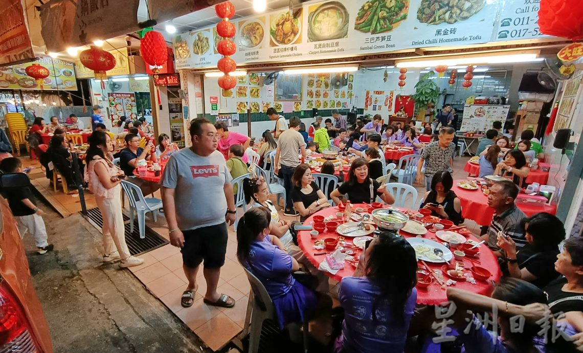 天气热 吹吹风 透透气 涌到金马仑避暑
