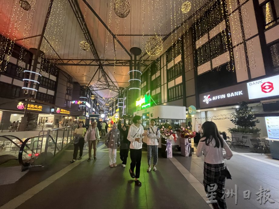 天气热 吹吹风 透透气 涌到金马仑避暑