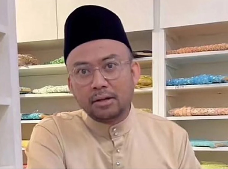 失业“Datuk Red”找到工作了! 受聘知名服装店当模特