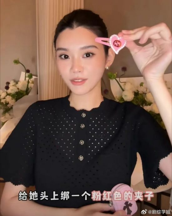 奚梦瑶富养2岁女儿 送2岁娃名牌迷你包