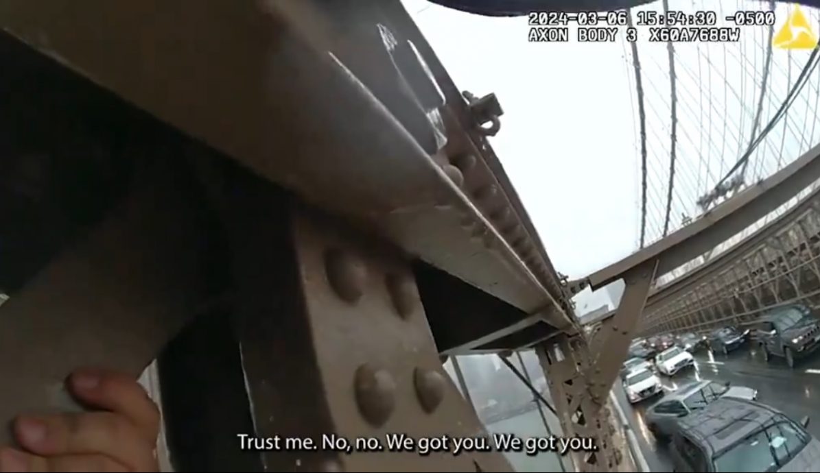 女子图轻生 亚裔警察冒险攀登布鲁克林大桥劝说获赞