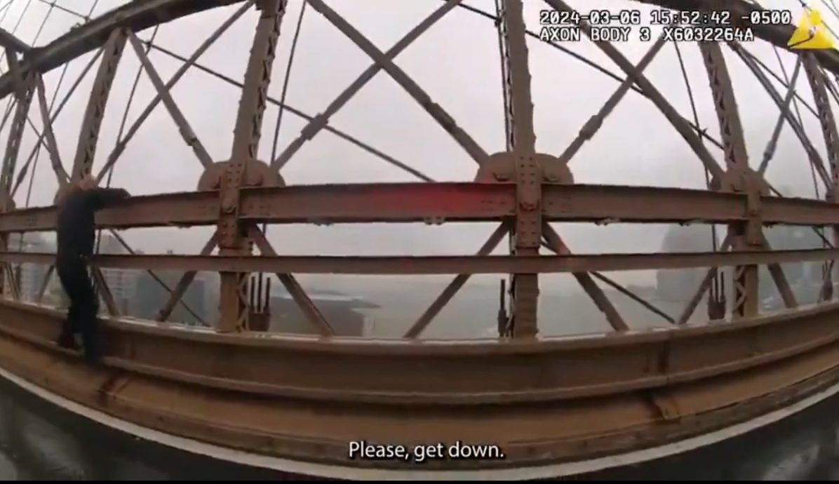 女子图轻生 亚裔警察冒险攀登布鲁克林大桥劝说获赞