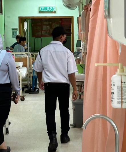 女子穿及膝短裤医院保安不放行！“护士给我换长裤才能进入”