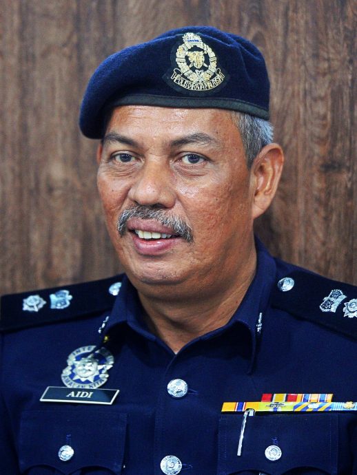 女童跌出车外伤重不治 警以疏忽照顾 逮捕母亲男友