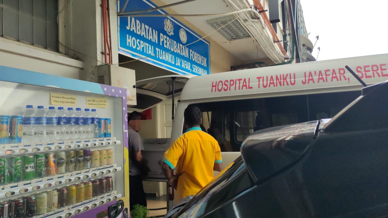 女童跌出车外伤重不治 警以疏忽照顾 逮捕母亲男友