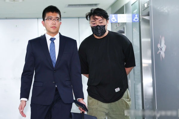 宝林创办人黎仿轩出面了! 戴口罩、全程沉默直奔会议室