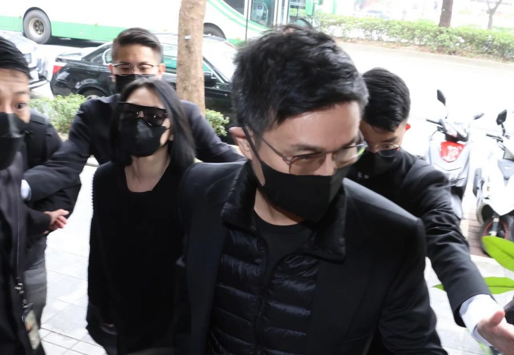 家公告别式 小S紧牵老公送最后一程