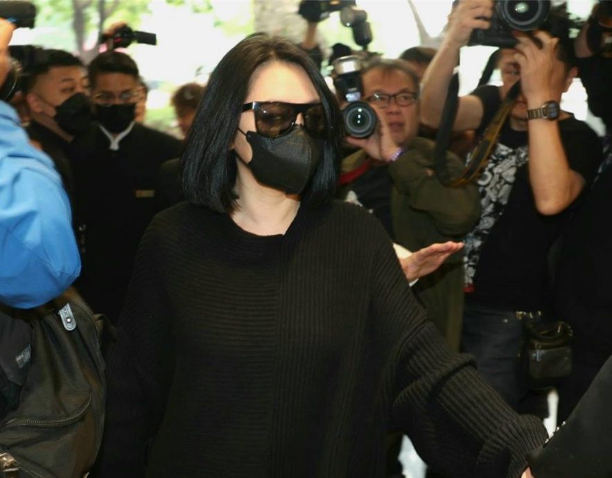 家公告别式 小S紧牵老公送最后一程