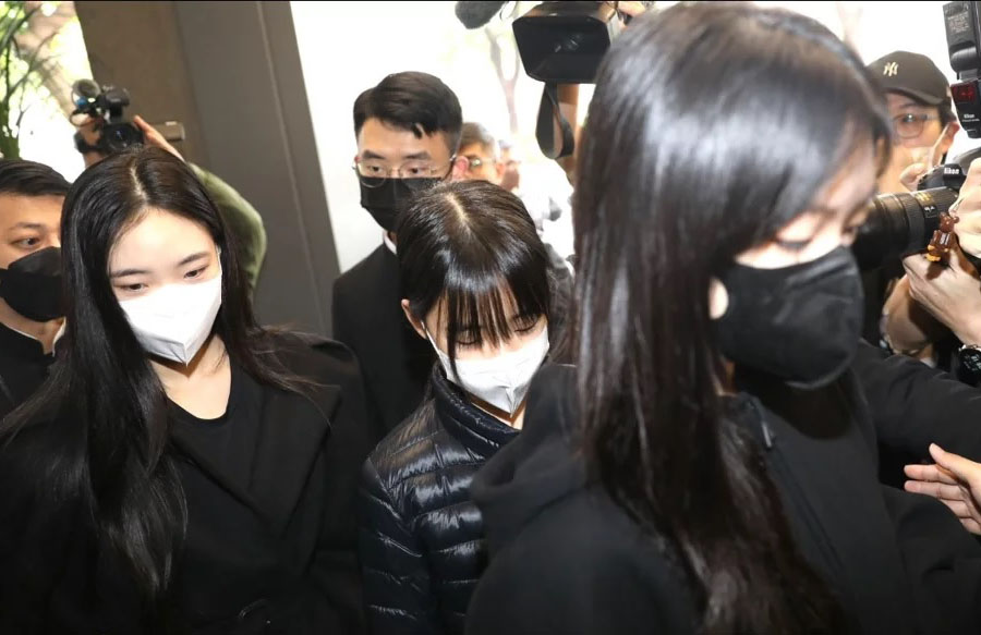 家公告别式 小S紧牵老公送最后一程