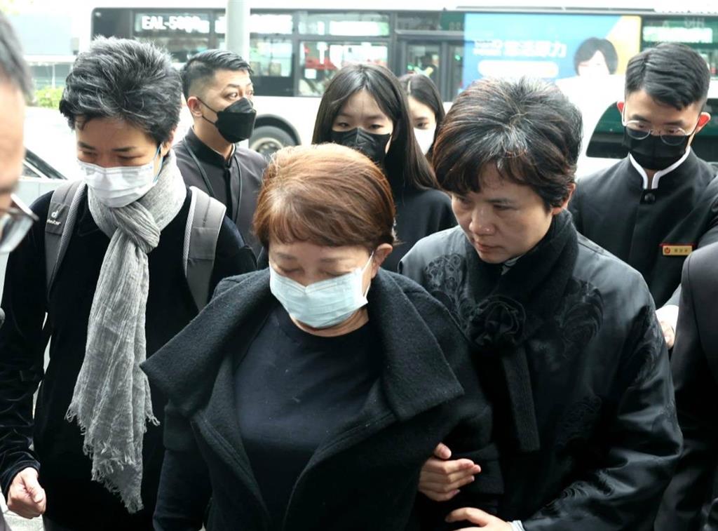 家公告别式 小S紧牵老公送最后一程