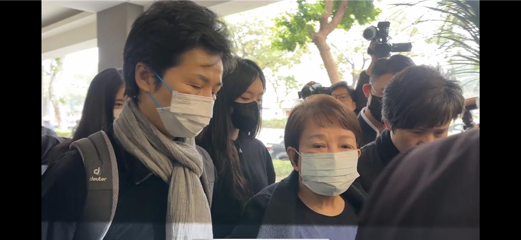 家公告别式 小S紧牵老公送最后一程