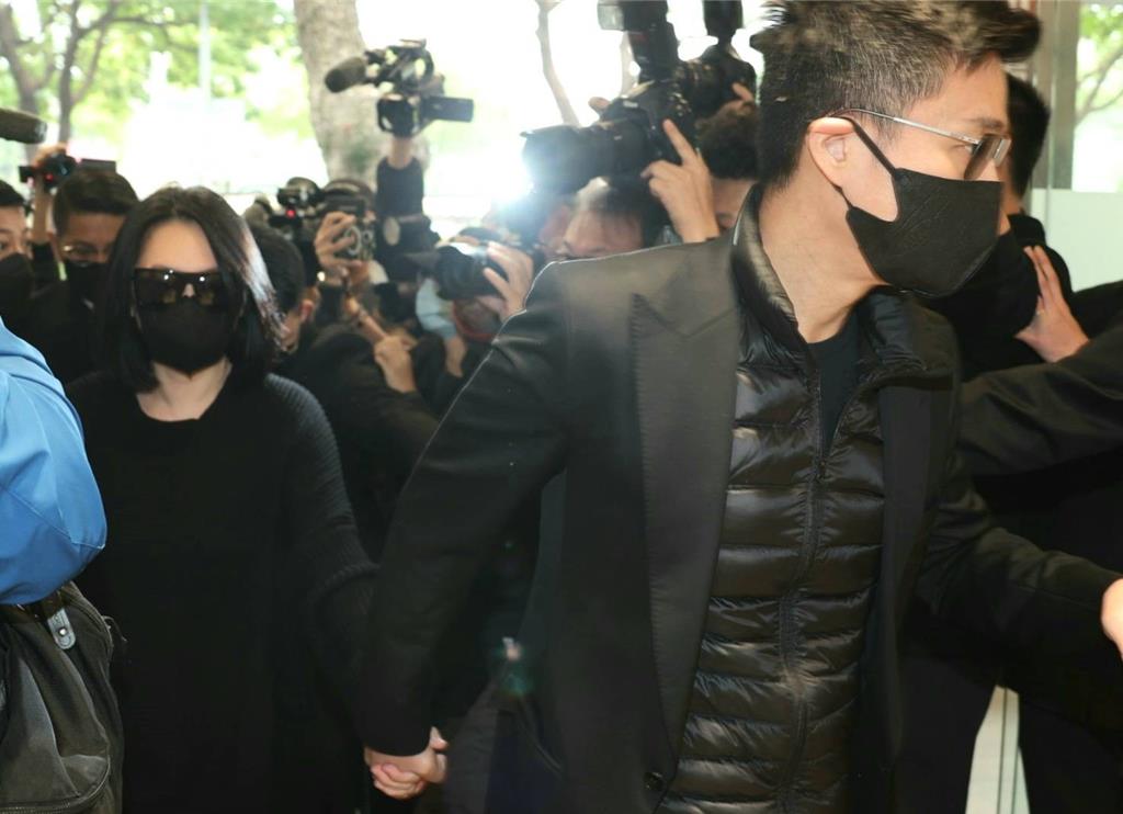 家公告别式 小S紧牵老公送最后一程