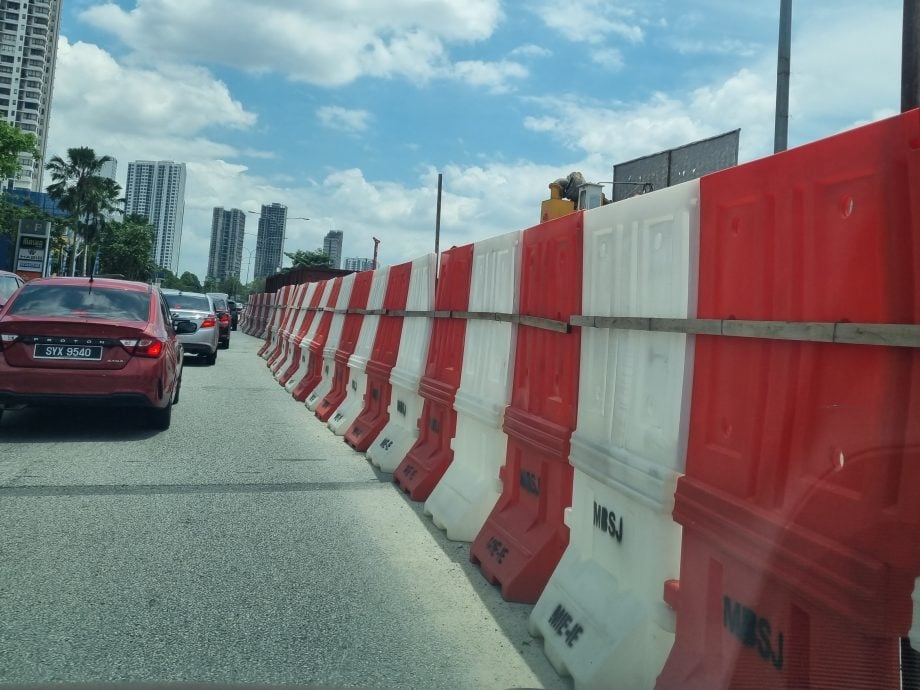 封面副文-大都会/USJ1大门商场行人天桥拆除／6图