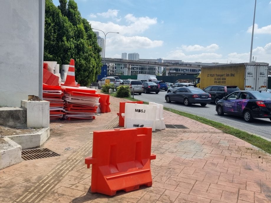 封面副文-大都会/USJ1大门商场行人天桥拆除／6图