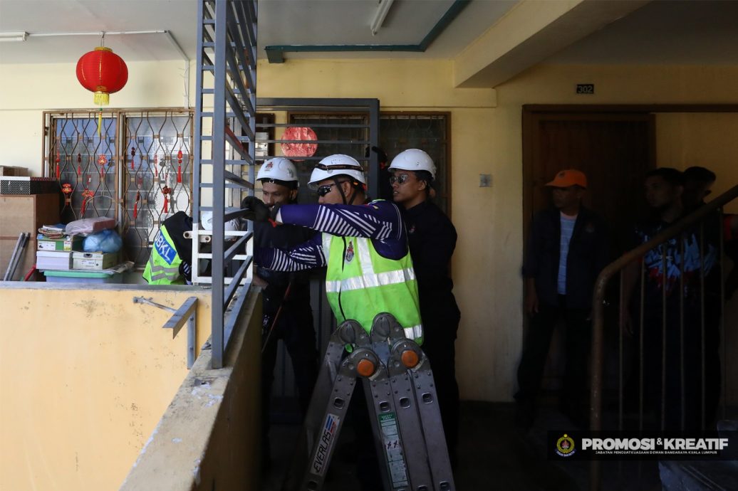 居民不拆走廊铁门 DBKL联合执法拆除