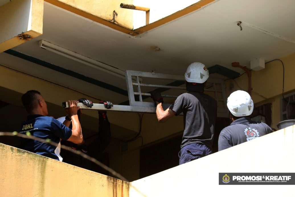 居民不拆走廊铁门 DBKL联合执法拆除