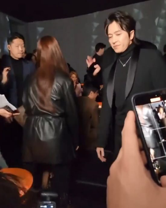 山下智久排队合照Lisa 坐下拍2秒就被保镳请离位
