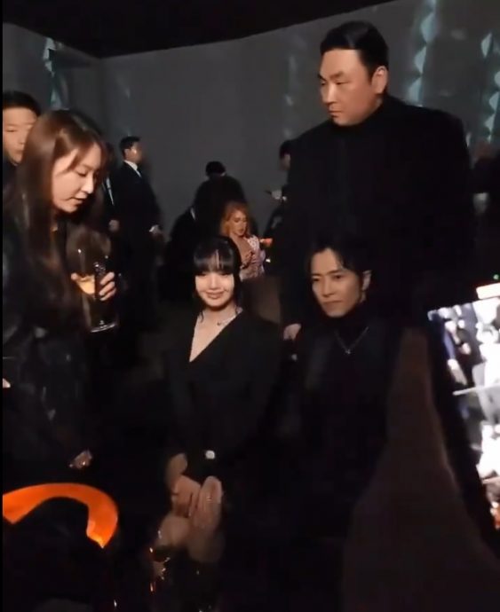 山下智久排队合照Lisa 坐下拍2秒就被保镳请离位