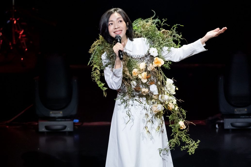 巡演唱进大马站 万芳501首来马开唱