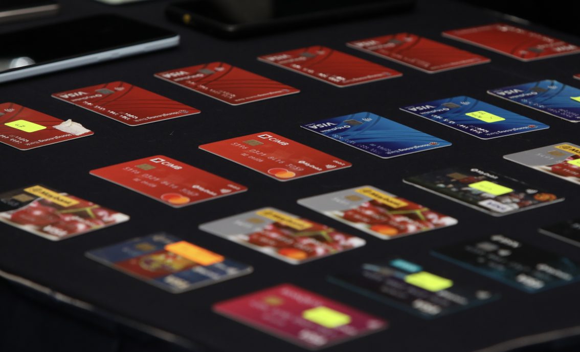 已上网//不法集团勾结银行职员开设40钱骡户头·转卖诈骗集团牟暴利