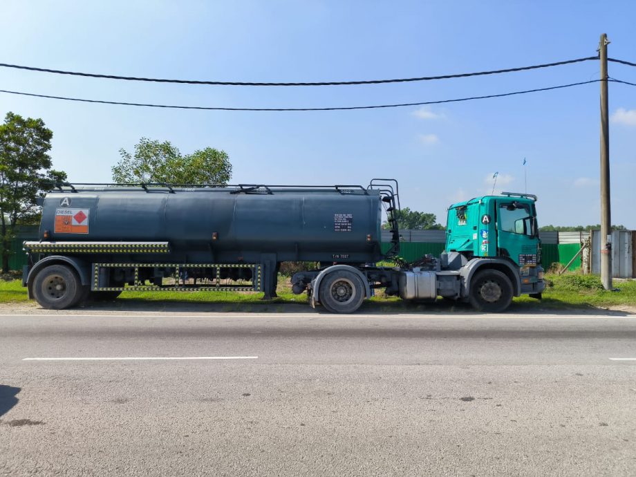 已上网//离职员工未交还备份钥匙 摸黑开走油槽罗里被警捕