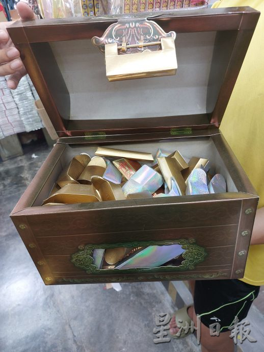 **已签发**柔封面【特稿】往生钱变花束 贡品送到墓园 现代清明节不一样