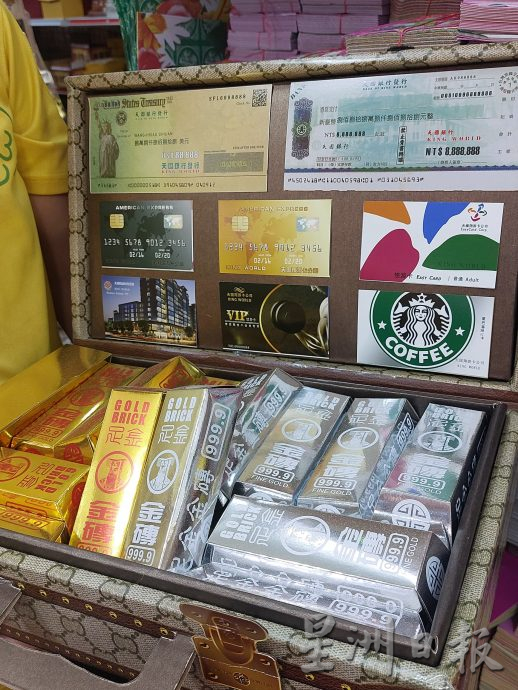 **已签发**柔封面【特稿】往生钱变花束 贡品送到墓园 现代清明节不一样