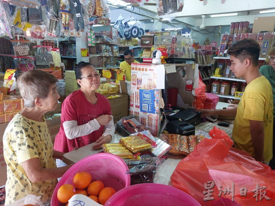 **已签发**柔封面【特稿】往生钱变花束 贡品送到墓园 现代清明节不一样