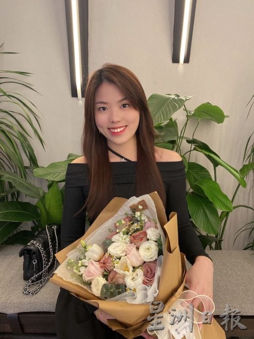 **已签发**柔封面【特稿】往生钱变花束 贡品送到墓园 现代清明节不一样