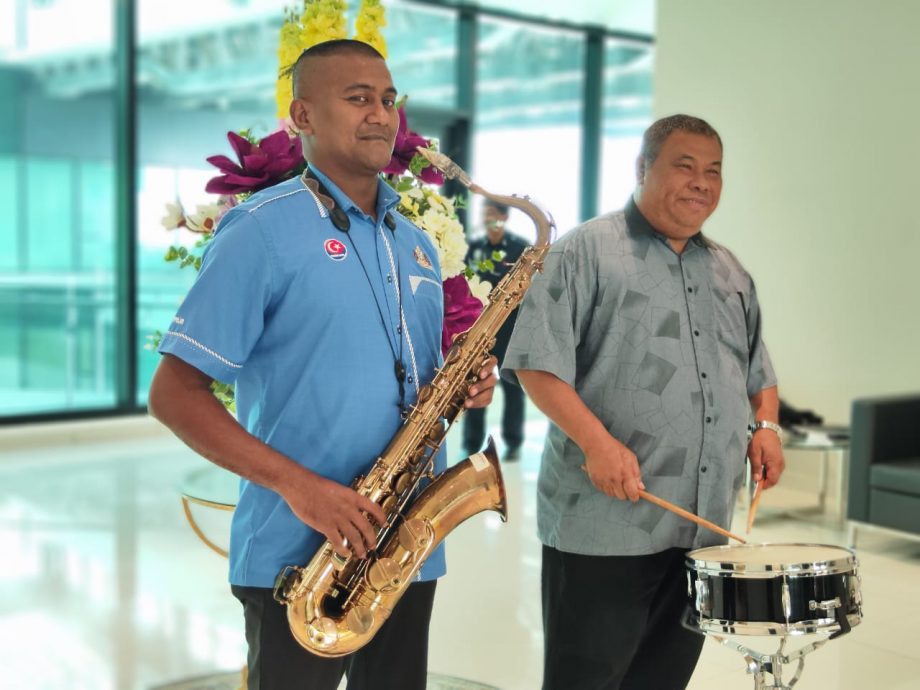 *已签发*柔:乐队现场伴奏,新山市政厅常月会议入场仪式很不同