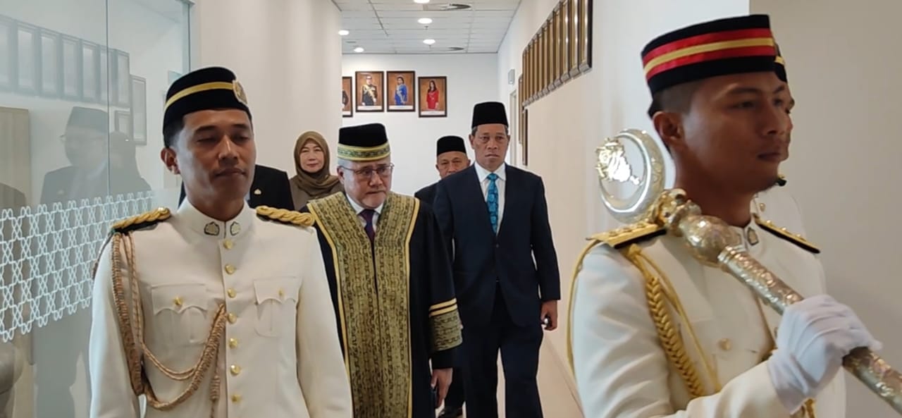 *已签发*柔:乐队现场伴奏,新山市政厅常月会议入场仪式很不同