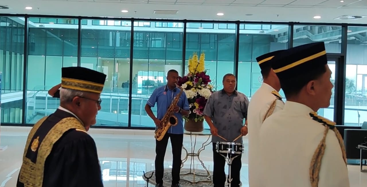 *已签发*柔:乐队现场伴奏,新山市政厅常月会议入场仪式很不同