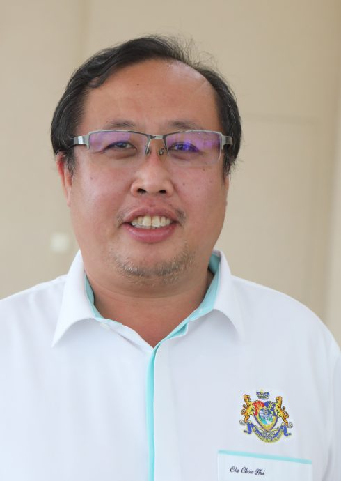**已签发**柔:巴西古当市政厅执法人员取缔路边摆放桌椅餐馆,遭业者怼上