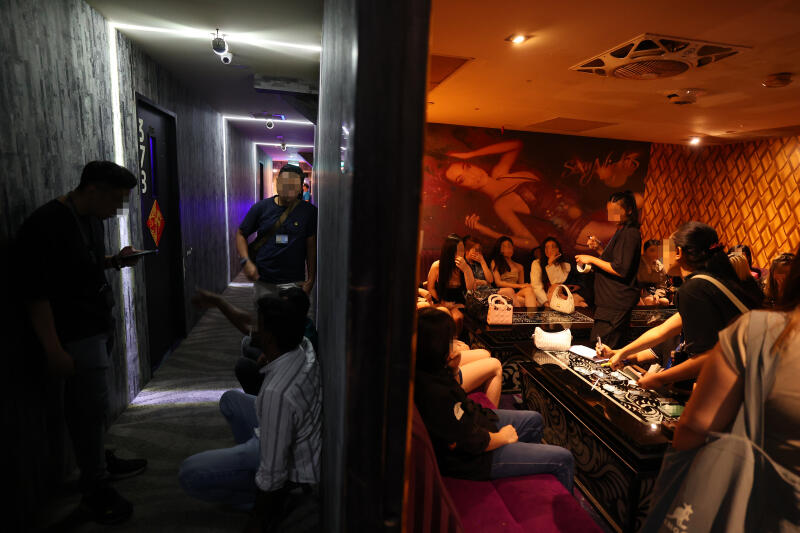 *已签发*柔:狮城二三事:狮城乌节路2酒廊遭警突击 查60人捕29男女6人图逃