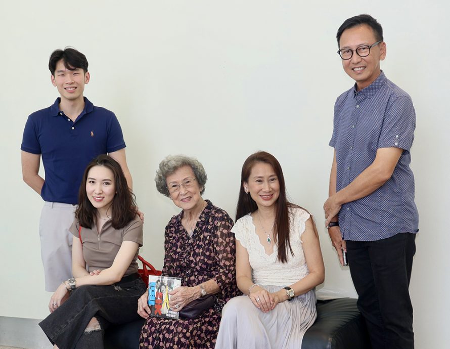 **已签发**柔:狮城二三事:王沙野峰借3D全息投影重现,王沙嫂拄拐出席支持