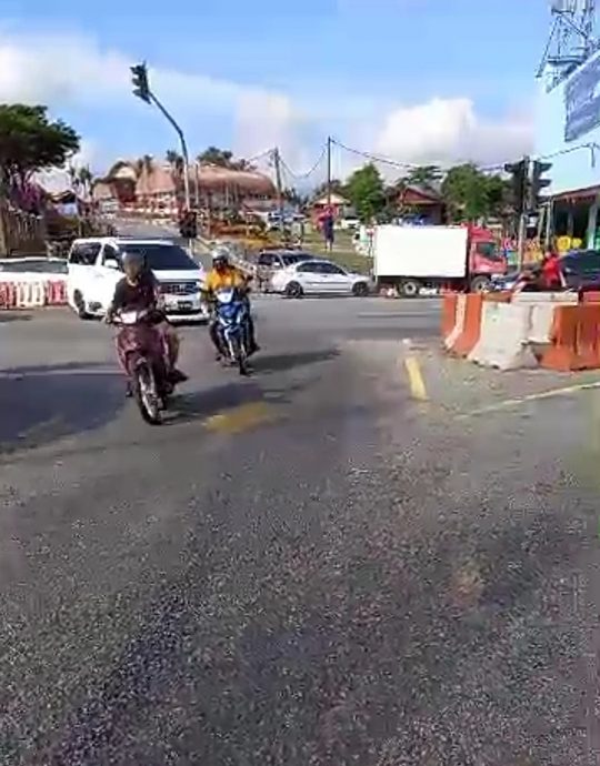 *已签发*柔:疑油槽车溢油至路面,逾3摩托车滑倒