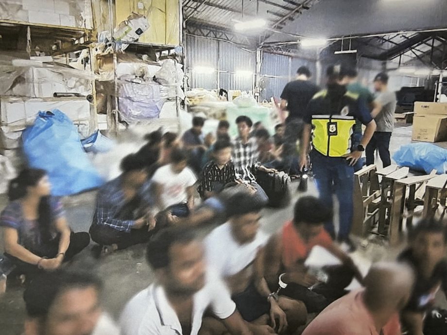 *已签发*(版头之一)柔:峇哈鲁丁:工具齐全可应对各国人士需求,柔移民局捣毁伪造盖章犯罪集团