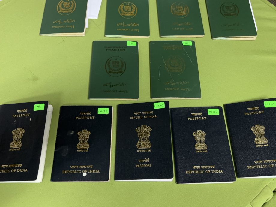 *已签发*(版头之一)柔:峇哈鲁丁:工具齐全可应对各国人士需求,柔移民局捣毁伪造盖章犯罪集团