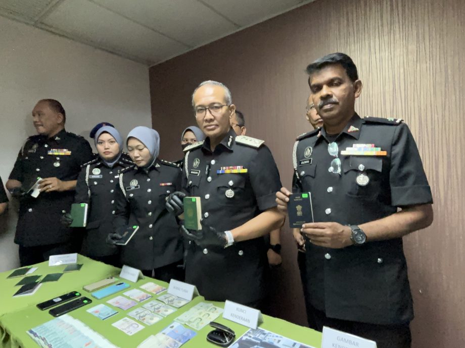 *已签发*(版头之一)柔:峇哈鲁丁:工具齐全可应对各国人士需求,柔移民局捣毁伪造盖章犯罪集团