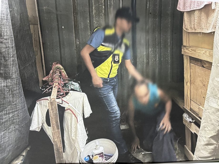 *已签发*(版头之一)柔:峇哈鲁丁:工具齐全可应对各国人士需求,柔移民局捣毁伪造盖章犯罪集团