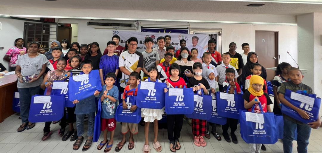 (已签发）柔：彼咯300名各源流小学生成为“柔佛州学生爱心援助”计划受惠者