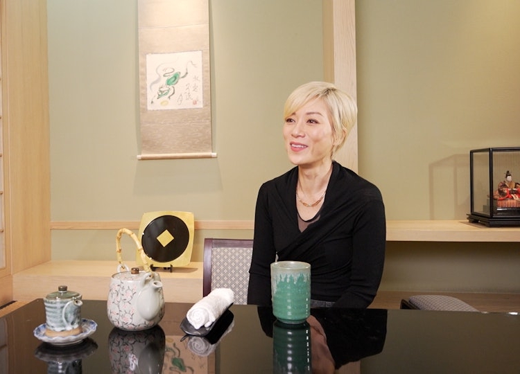 张可颐曾患甲状腺疾病 靠气功师傅医好