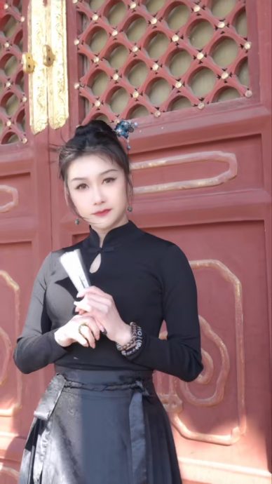 张慧仪疑P图过度惊变蛇精女 穿汉服观光遭当众掀裙