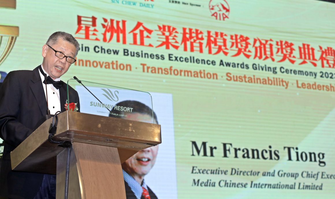 张裘昌:裘昌说,由星洲日报主办的《星洲企业楷模奖》已经迈入第十届。在过去的九届,总共颁发了1251个奖项。《星洲企业楷模奖》成为我国中小企业获得肯定的象征与基石