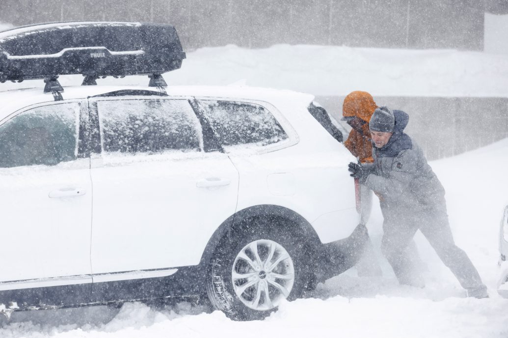 强风暴袭击加州倾倒超3公尺大雪 州际公路关闭数万户断电