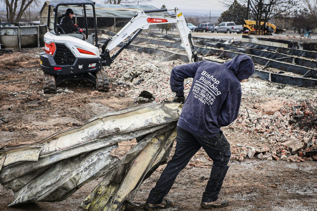 得州最大野火“烧掉16个台北”!仅15%获得控制 数千牛只死亡